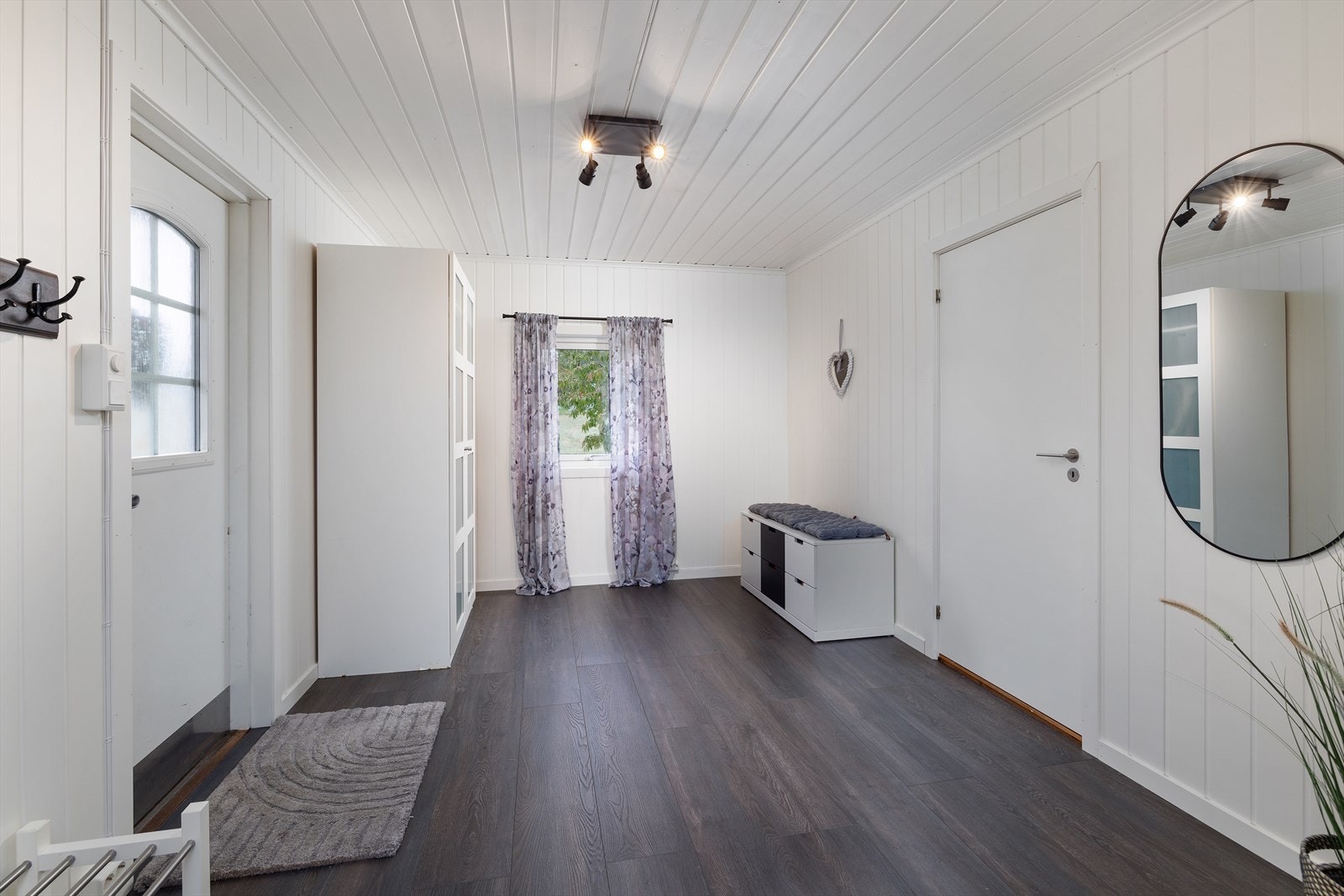 Velkommen inn! Boligen har en stor hall med garderobeskap og god plass for oppbevaring av yttertøy og sko for hele familien. Galleribilde