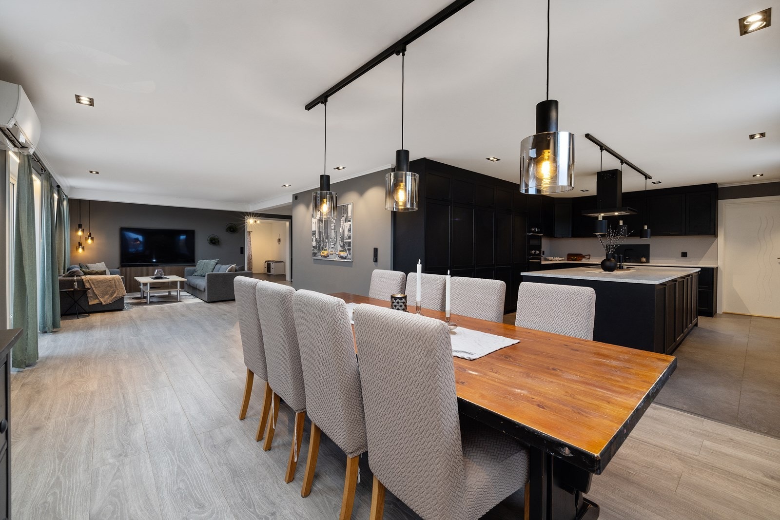 Her er det god plass til langbord og flere gjester. Galleribilde