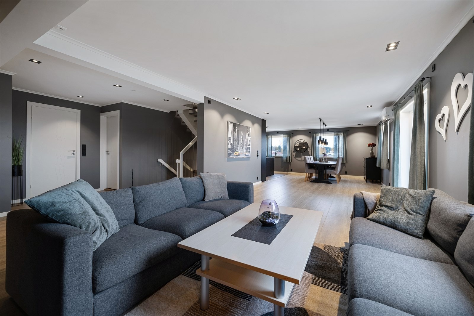 Stuen er pusset opp i senere tid, og fremstår som svært tidsriktig og stilrent innredet. Galleribilde