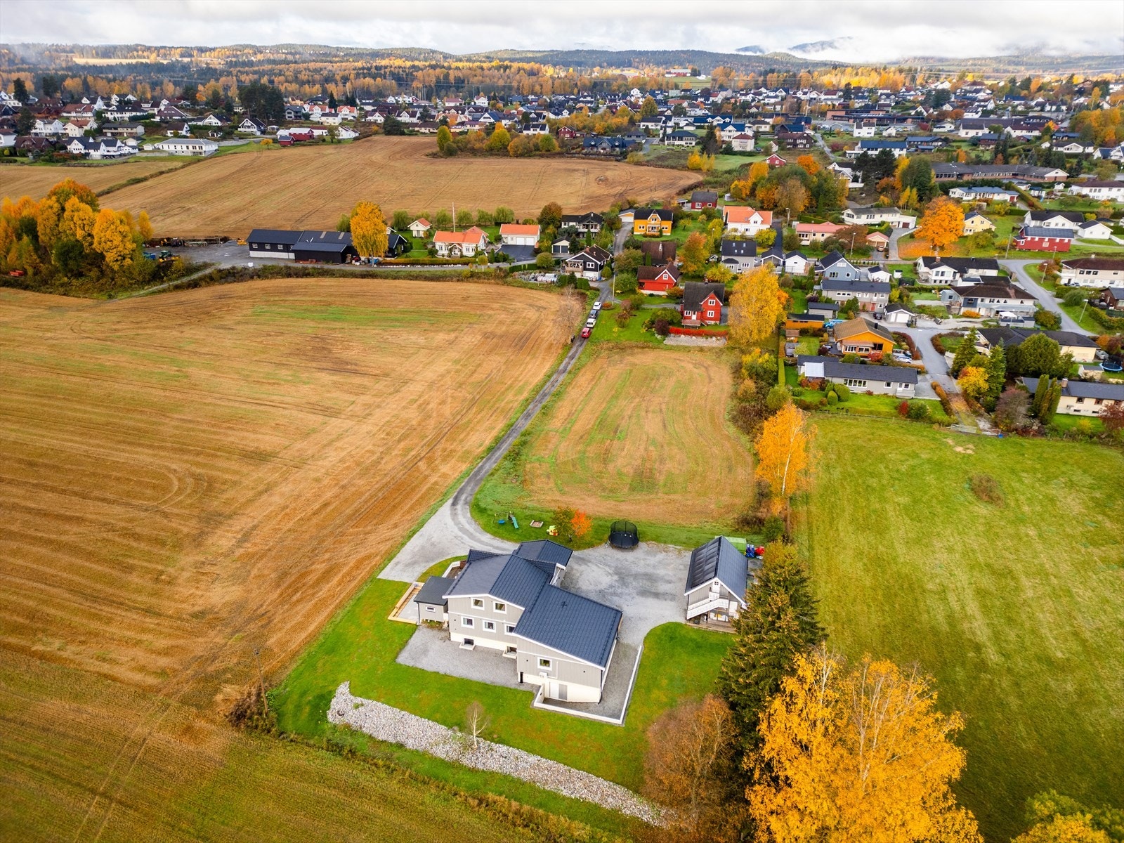 Kort gangavstand til både Røren barneskole, barnehage og Eiker Kvikk idrettsanlegg med friidrett, sykling, fotball, tennis og ski/skiskyting. Galleribilde