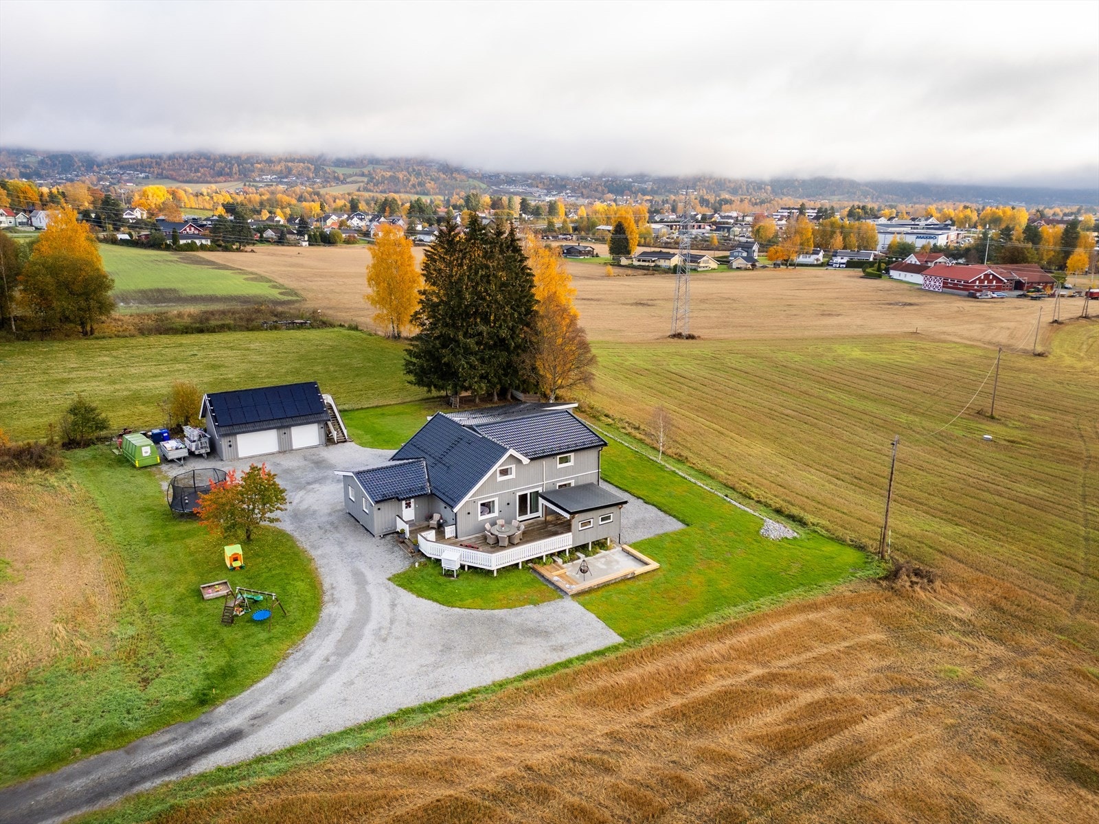 Roseveien 23 er en stor og familievennlig enebolig i et idyllisk og veletablert område på Semsmoen, kort vei fra Hokksund sentrum. Galleribilde