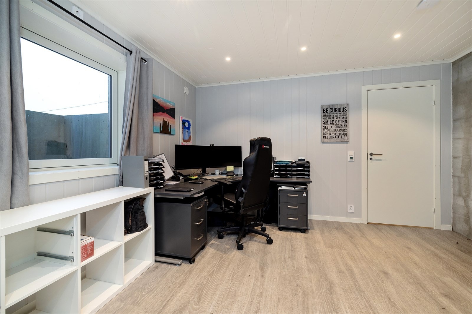 Begge har varme i gulv og downlights i himling. Galleribilde