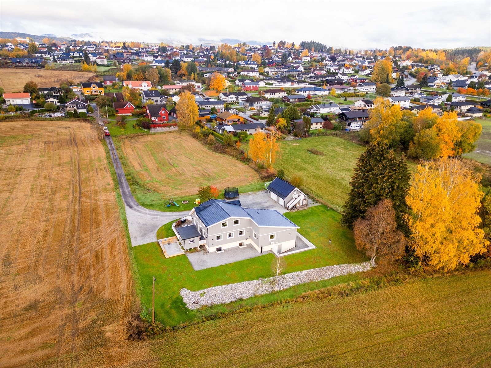 Boligen har en super beliggenhet for familier med kort vei til både skole, barnehage og idrettstilbud. Galleribilde
