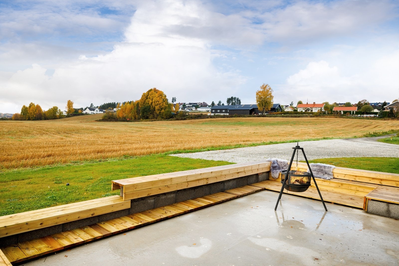 Eiendommen er pent opparbeidet med flere, fine uteplasser. Galleribilde