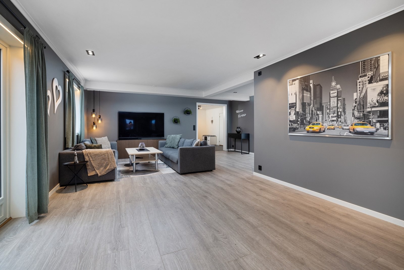 I store deler av stuen er det downlights i himling. Galleribilde