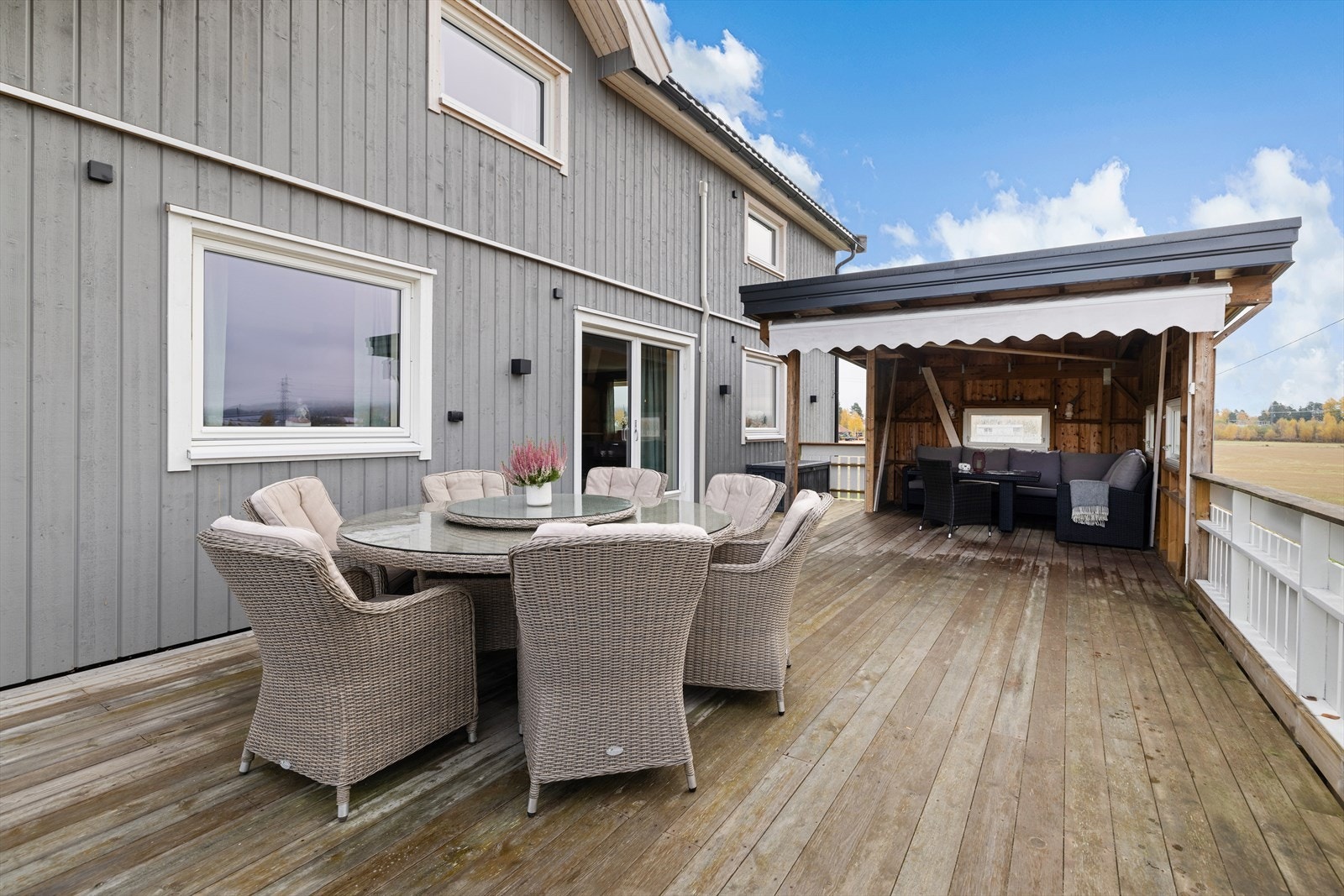 Fra stuen er det utgang til en stor terrasse. Galleribilde