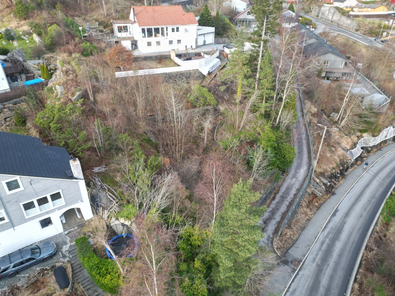 Tomten er ikke opparbeidet og det må påregnes kostnader til dette. Galleribilde