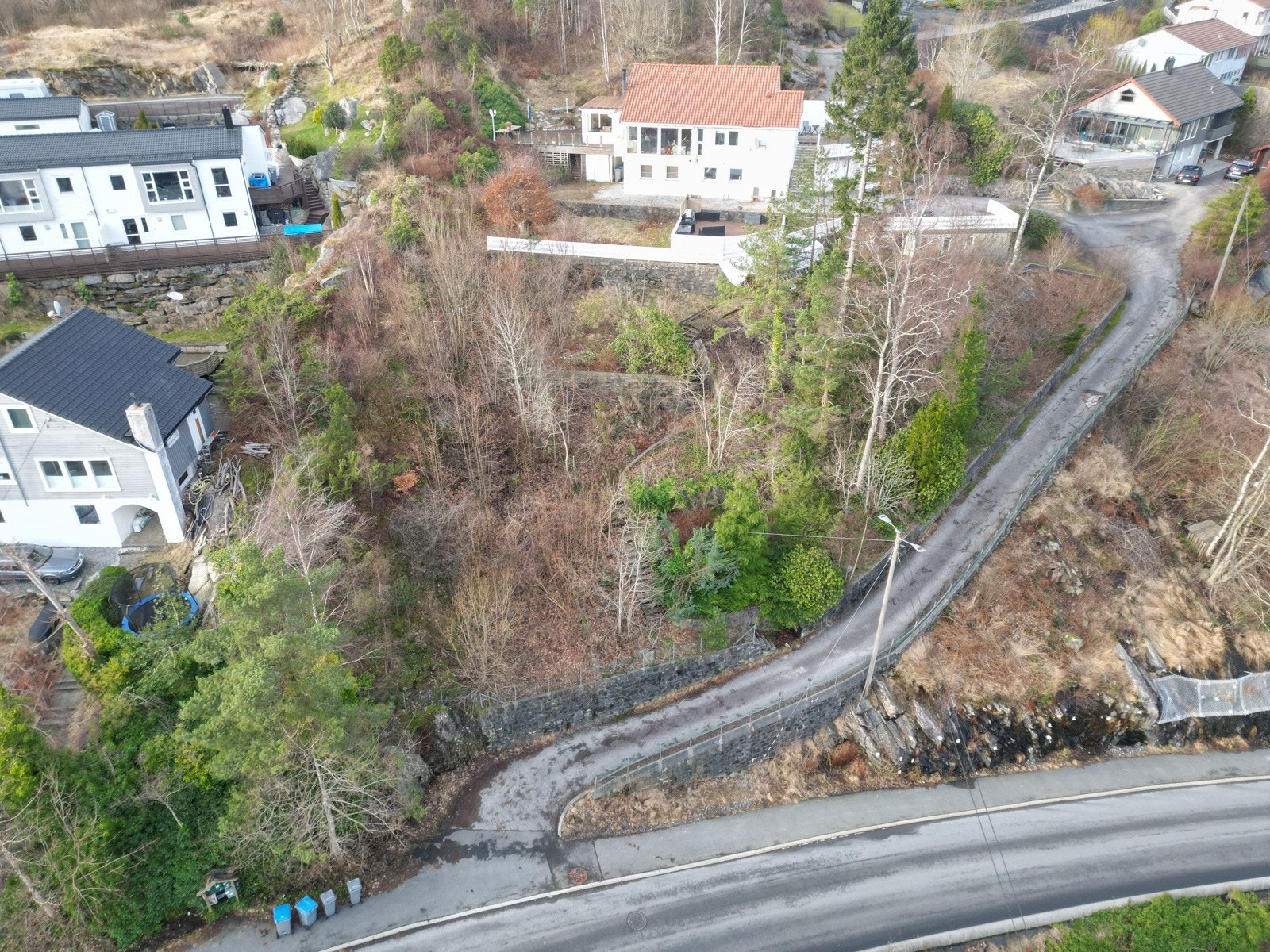 Tomten ligger i et populært område og det er flott utsikt fra øvre del av tomten i retning Bergen sentrum. Galleribilde