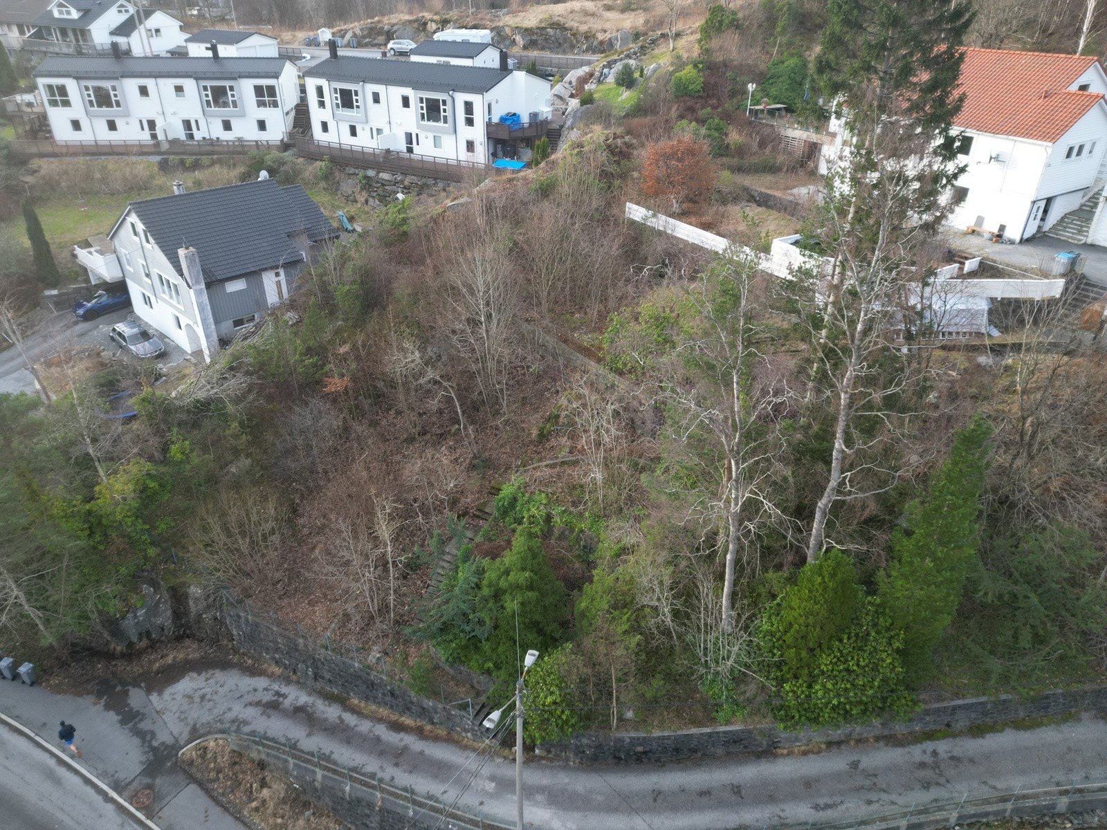 Skrånende tomt med mulighetsstudie for flere enheter. Galleribilde