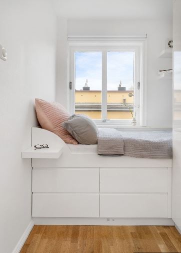 Soverom - på grunn av sengens størrelse passer leiligheten best for en person og ikke par Galleribilde