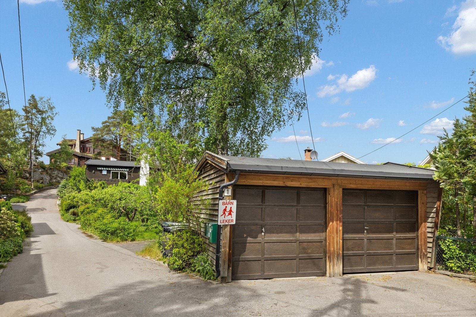 Parkering i halvpart av dobbelgarasje, samt parkering foran denne. Galleribilde