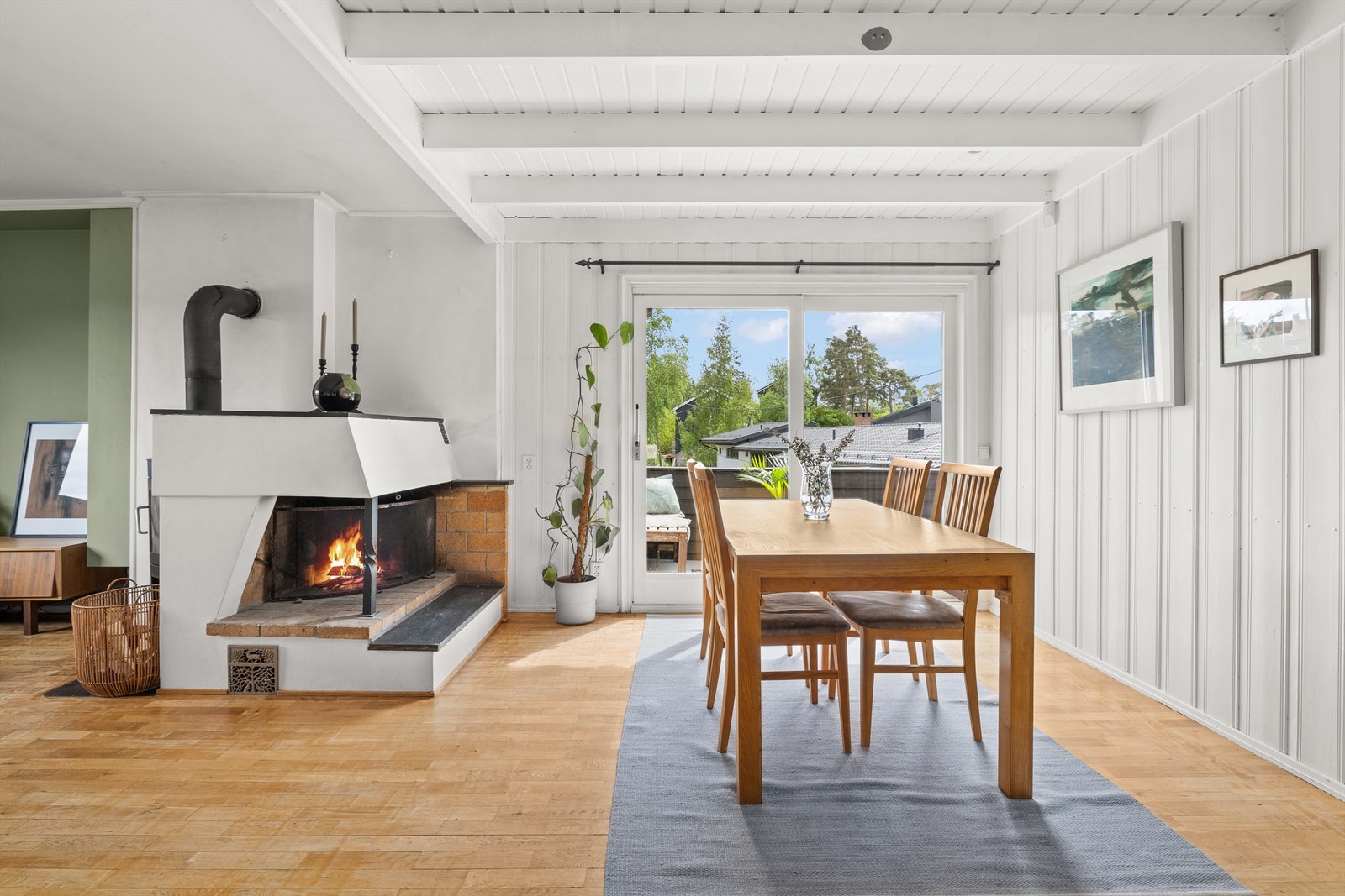 Fra spisestuedelen er det direkte utgang til en sydøstvendt veranda. Galleribilde