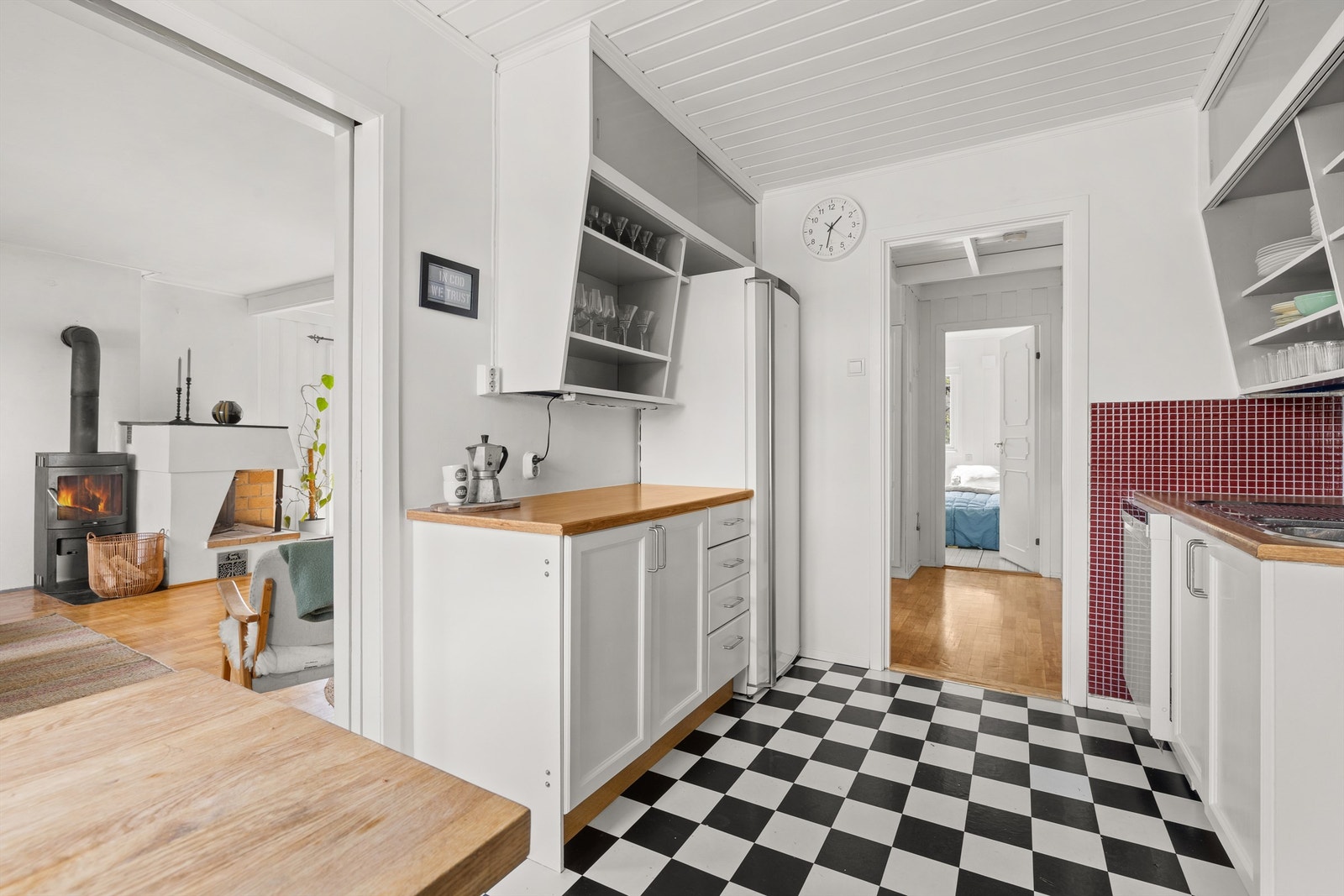 Kjøkkenet kombinerer retro sjarm med praktiske løsninger. Galleribilde