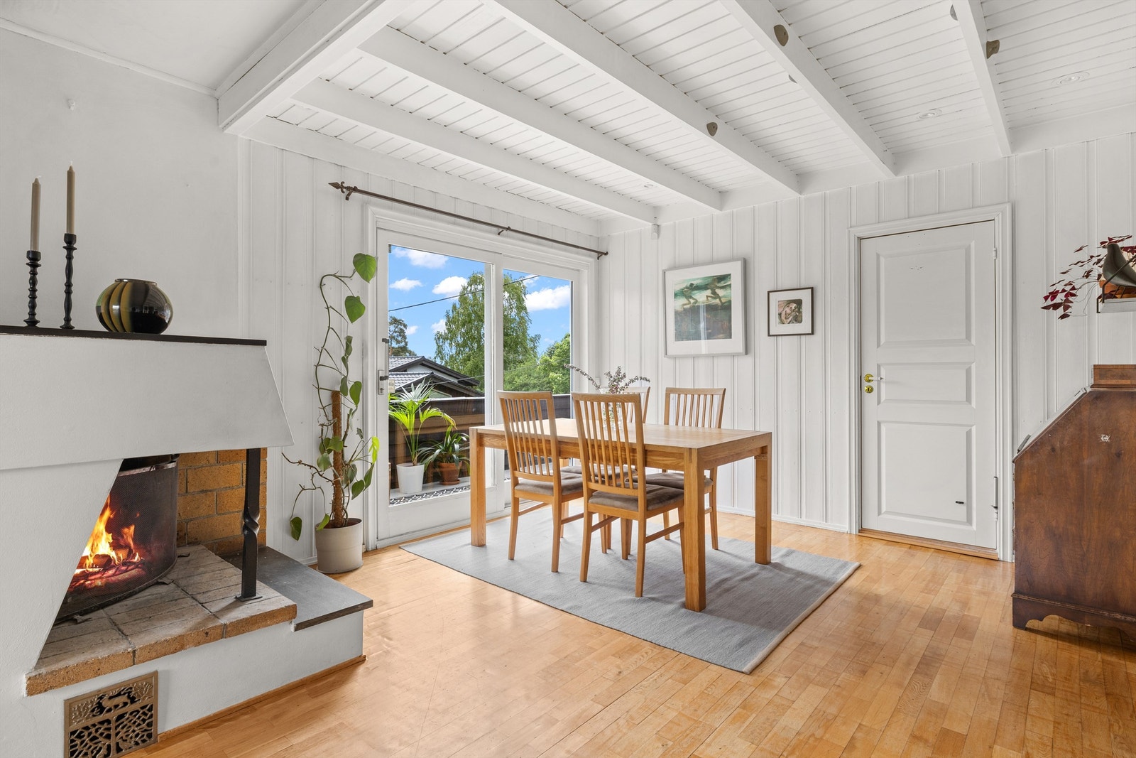 Spisestuedelen har god plass til spisebord og åpen peis, som gir varme og en lun stemning på kjølige dager. Galleribilde