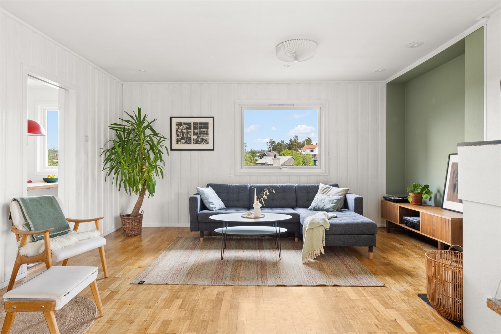 Med god plass til både en stor sofagruppe. Galleribilde