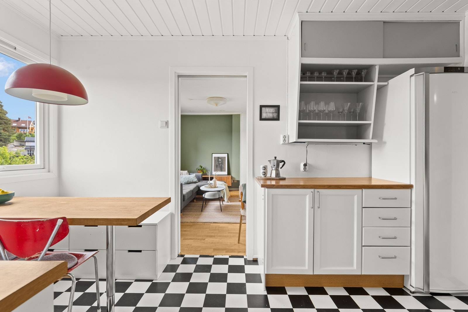 Det er plass til kjøkkenbord - et herlig sted å innta frokosten med fint utsyn over nærområdet. Galleribilde