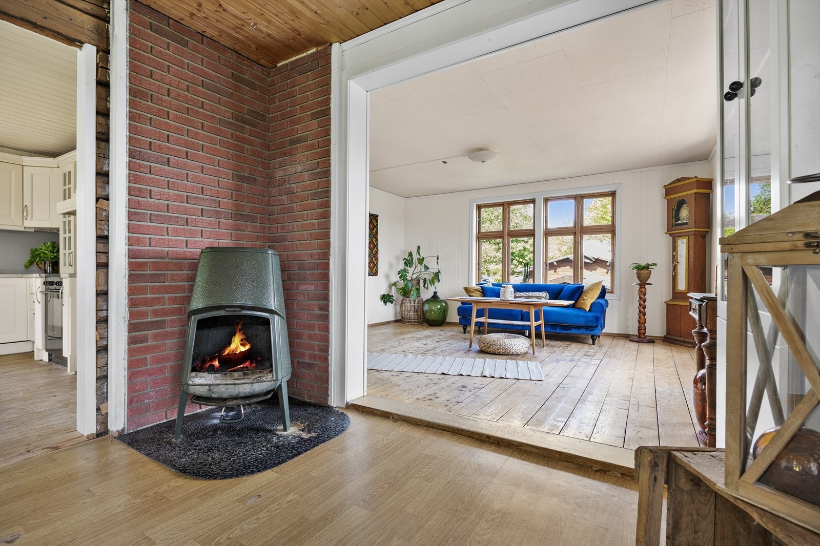 I tillegg har den ene stuen en vedovn som bidrar til en lun og hyggelig atmosfære på kalde dager. Galleribilde