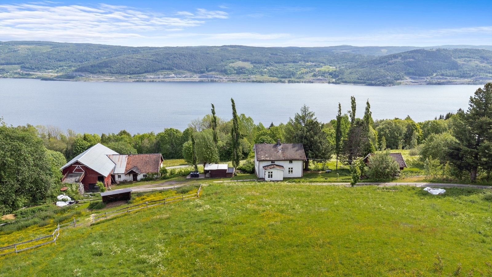 Omfattende tomt gir deg frihet til å dyrke egne interesser og skape et unikt uteområde. Galleribilde