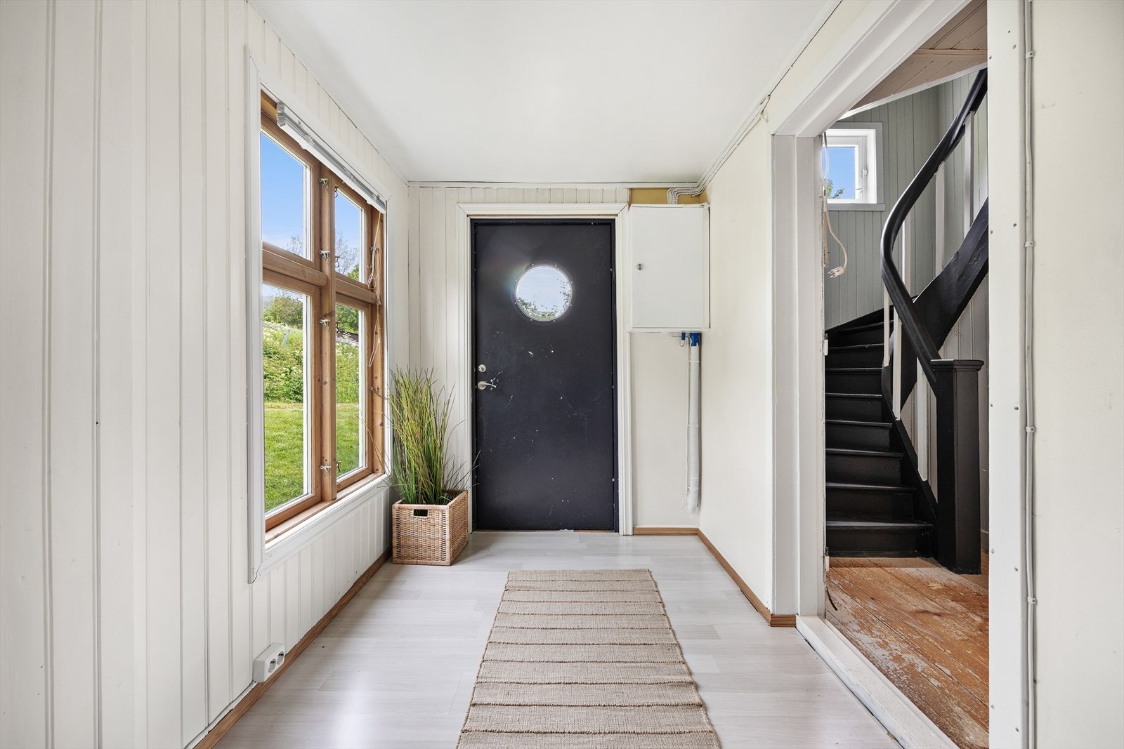 Lys entré med plass til oppheng av yttertøy og til å sette fra seg sko. Galleribilde