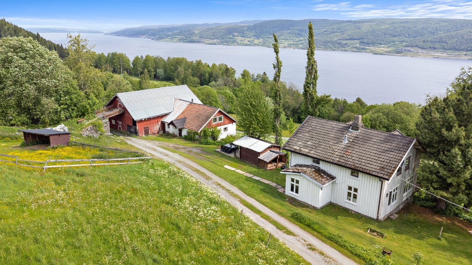 Eiendommen består av tre tomter på hele 30 706m². Galleribilde