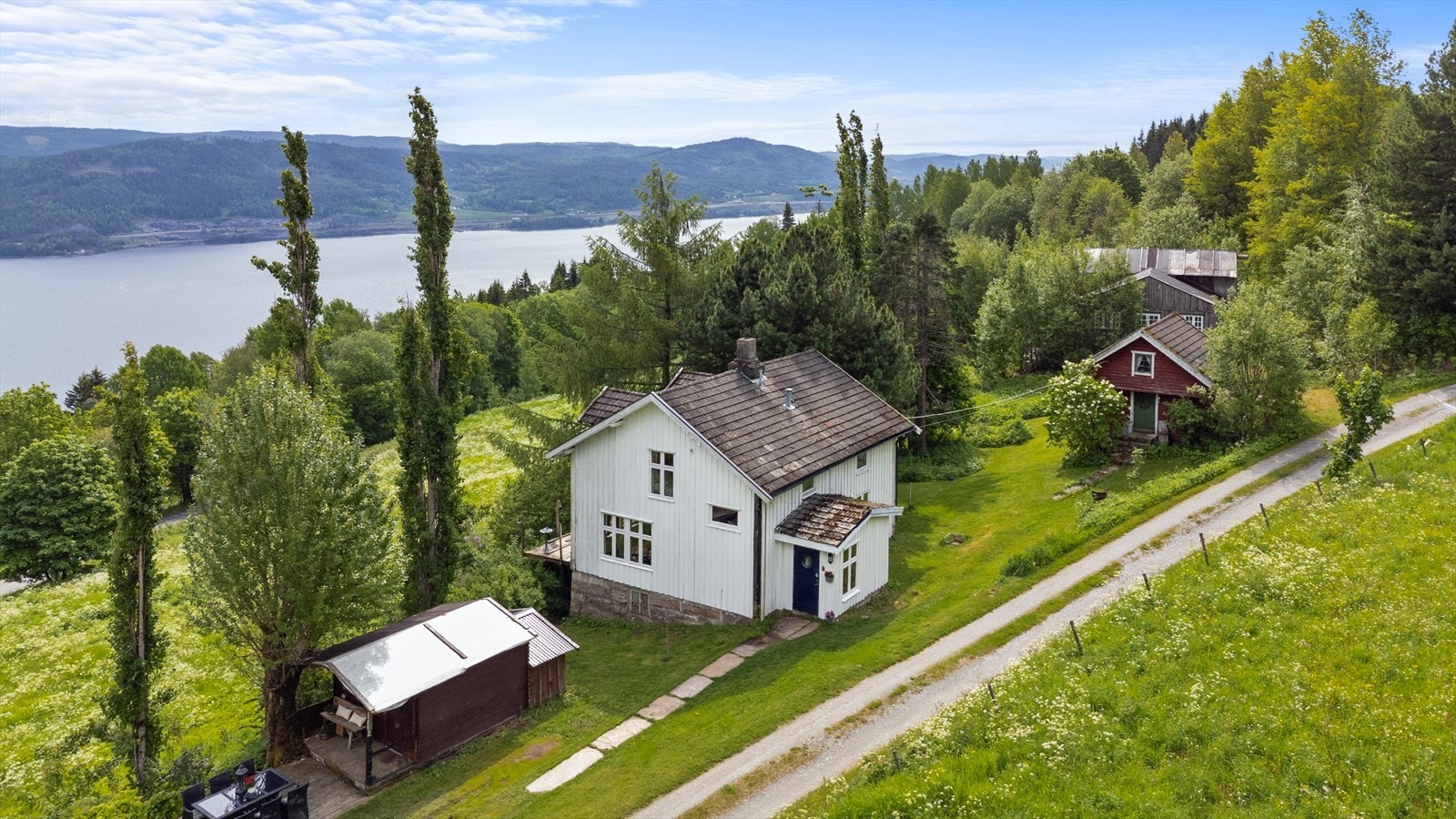 Eiendommen ligger høyt og fritt i landlige omgivelser. Galleribilde