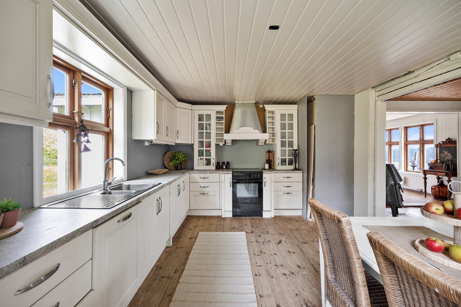 Stort og pent kjøkken med god skap- og benkplass. Galleribilde