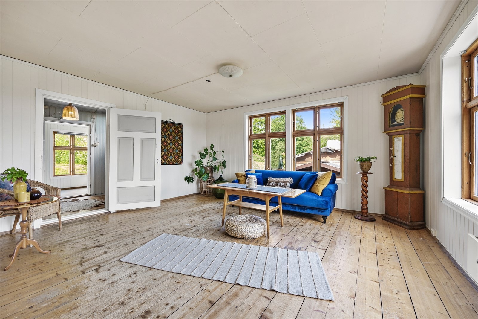 Boligen har en lys og romslig stue. Galleribilde