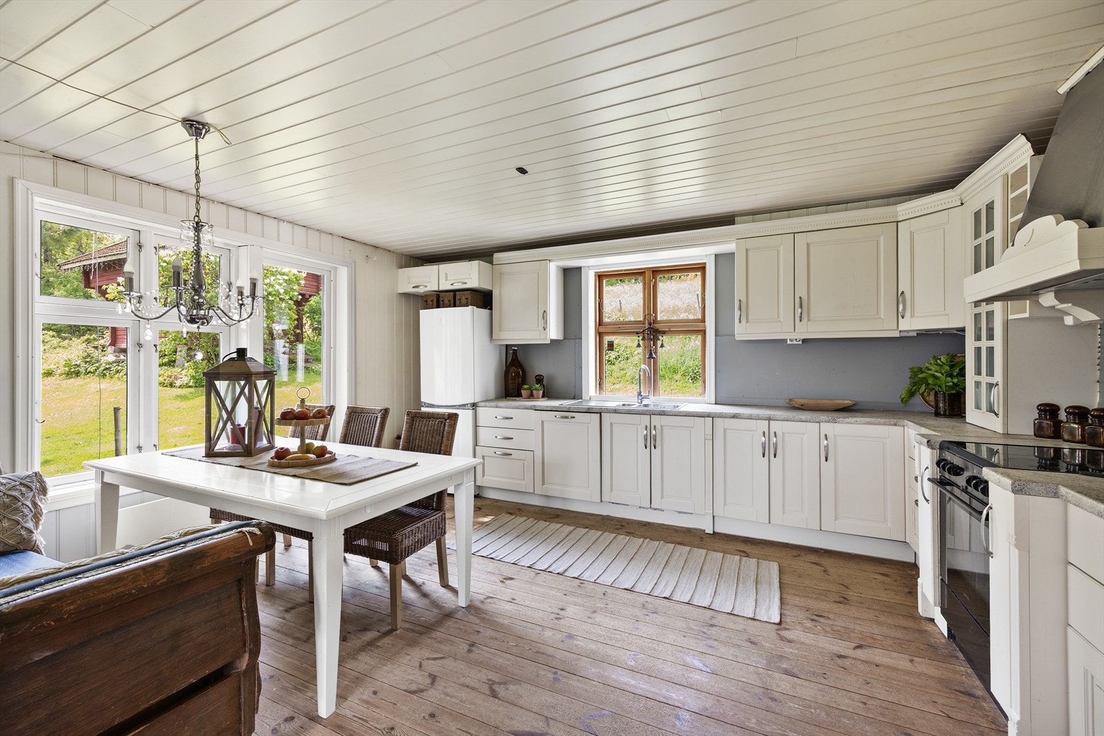 Innredningen består av profilerte fronter, benkeplate av laminat og oppvaskkum av stål. Galleribilde