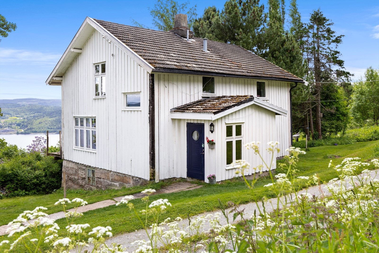 Dette er en innholdsrik småbrukseiendom beliggende i Feiring i Eidsvoll kommune. Galleribilde