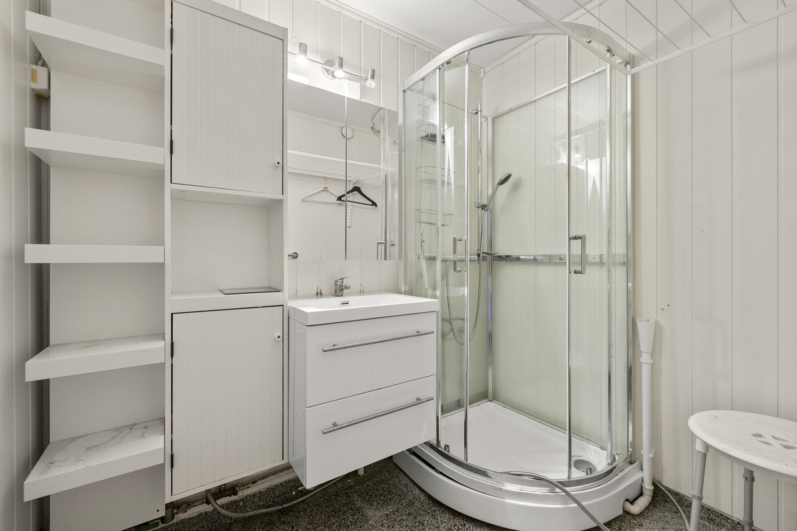 Baderommet har panel på vegger og himlingsplater på taket. Rommet er innredet med nedfelt servant og dusjkabinett. Galleribilde