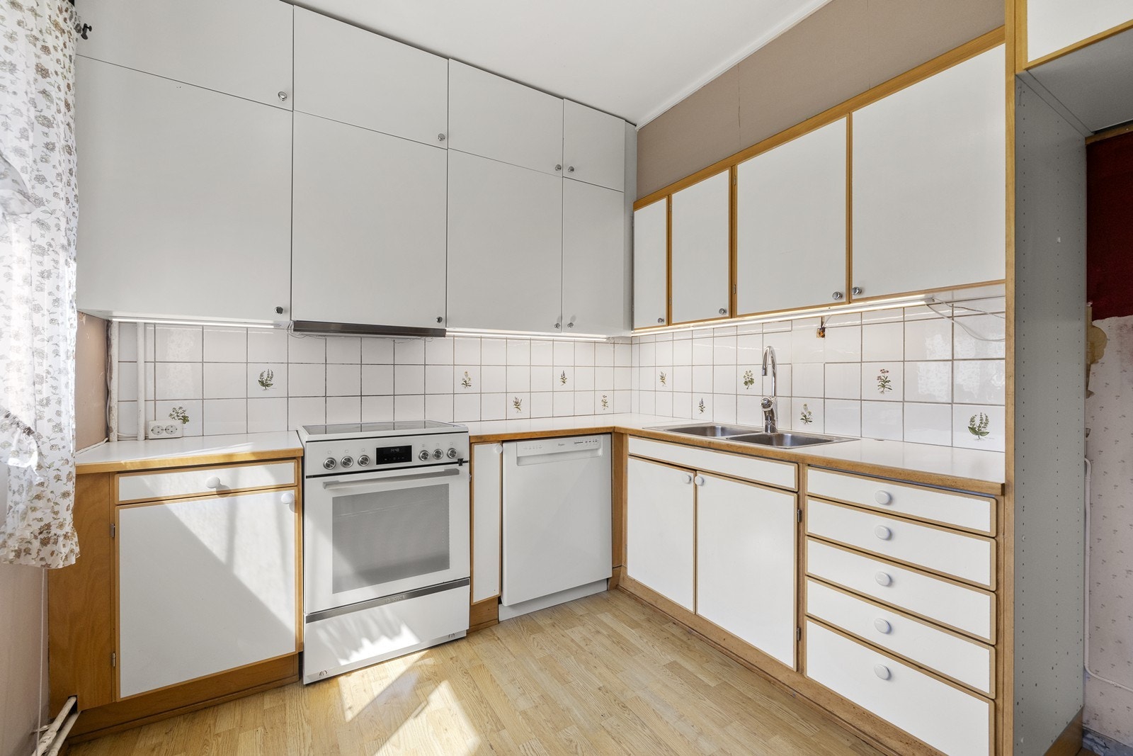 Kjøkkenet har innredning med glatte fronter og benkeplaten er av laminat. Galleribilde