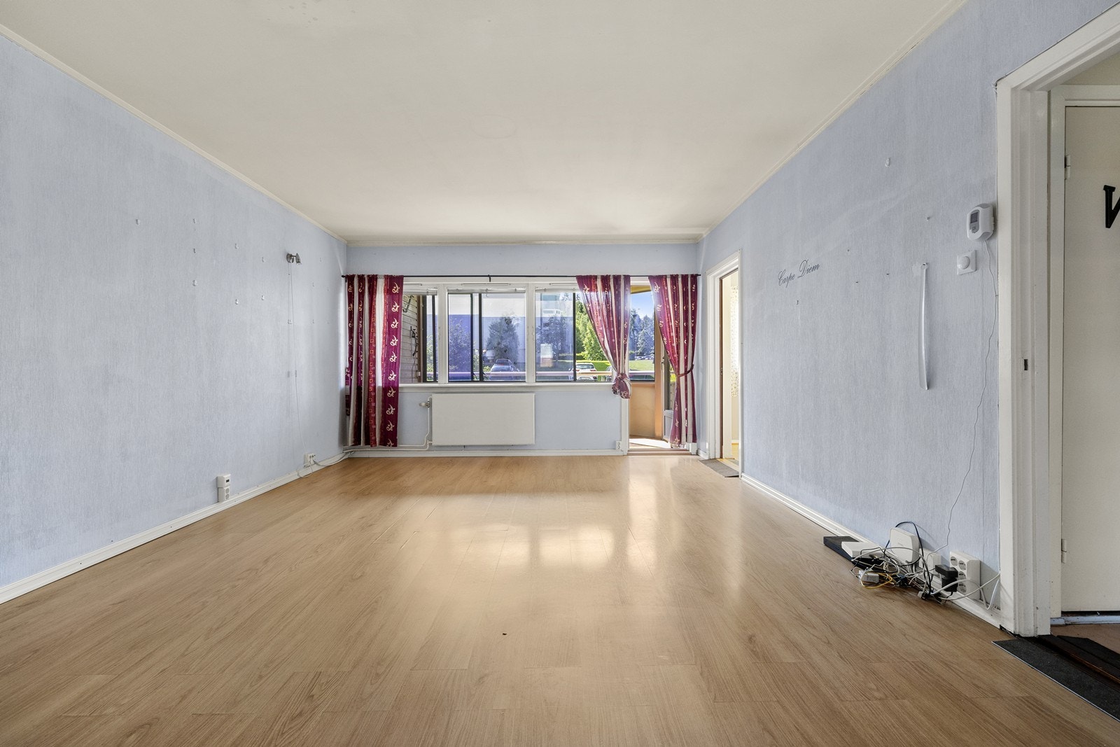 Stuen har god naturlig belysning fra store vindusflater og terrassedør. Galleribilde