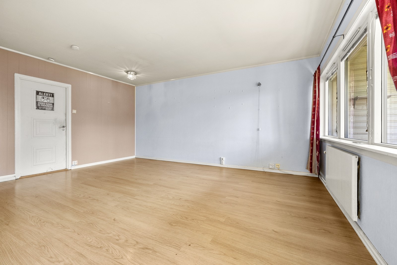 Dette er en romslig 3-roms leilighet beliggende midt i Lørenskog med kort gangavstand til både Metro og Triaden. Galleribilde