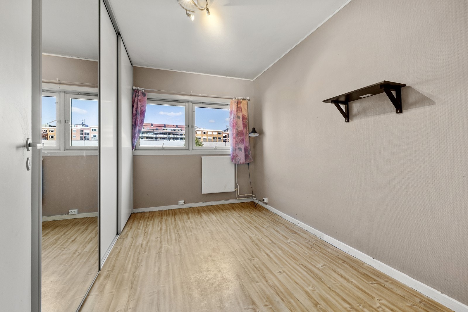 Leiligheten byr på 2 soverom av god størrelse, der det medfølger en stor skyvedørsgarderobe på et av soverommene. Galleribilde