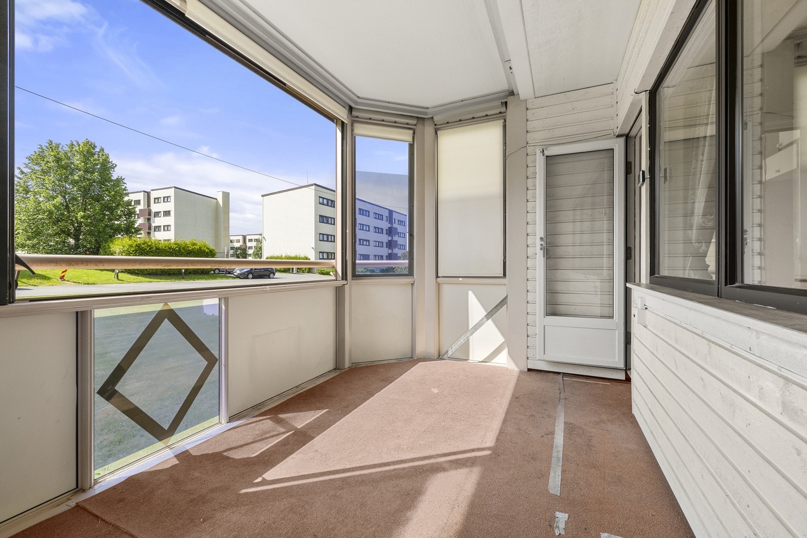 Overbygd innglasset balkong på 10m², med god plass til ulikt møblement. Galleribilde