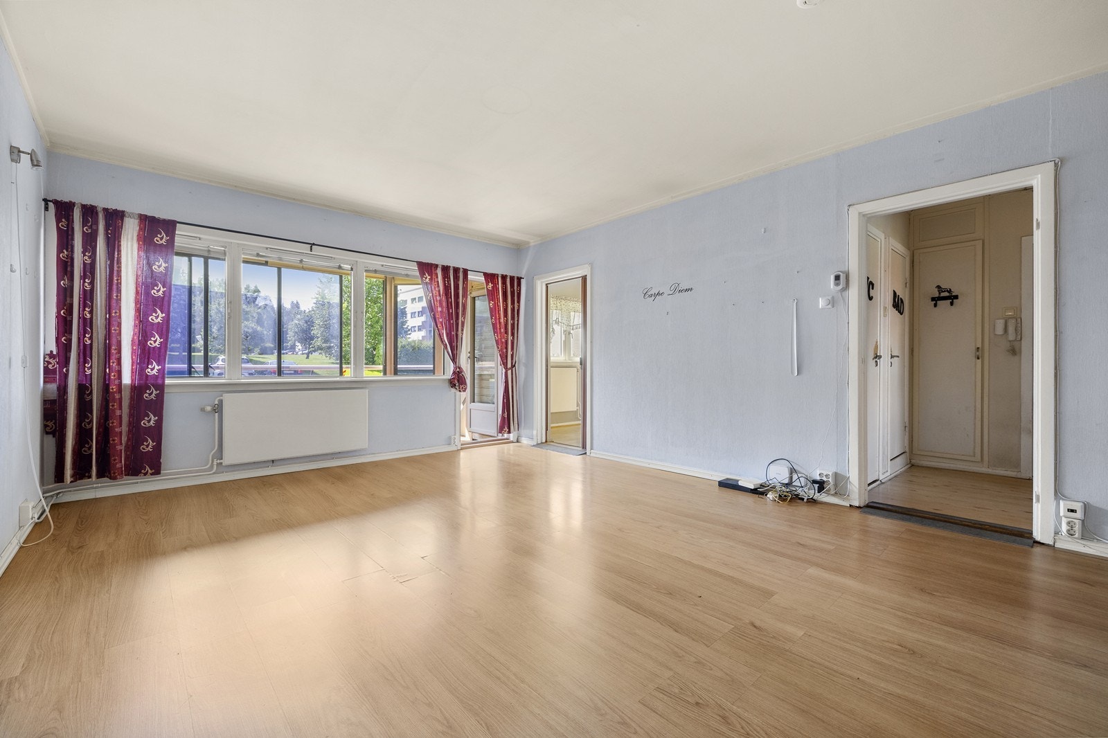 Du har en naturlig plass til både sofagruppe, TV med tilhørende møblement & spiseseksjon. Galleribilde