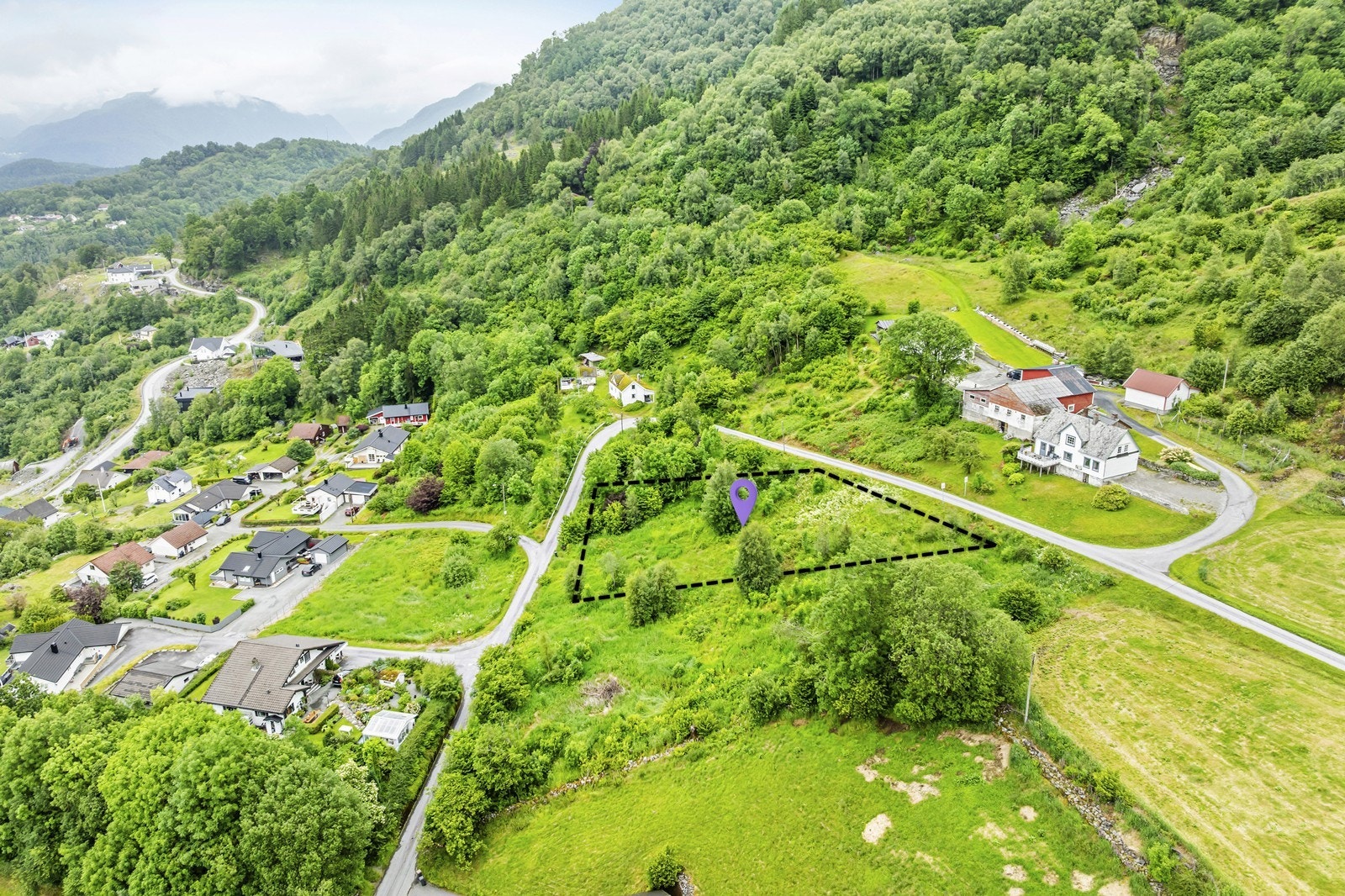 Eiendommen ligger på nordsiden av og i tilknytning til sentrumsbebyggelsen i Skånevik. Åseim ligger på oppsiden av kirken med uslåelig utsikt. Galleribilde