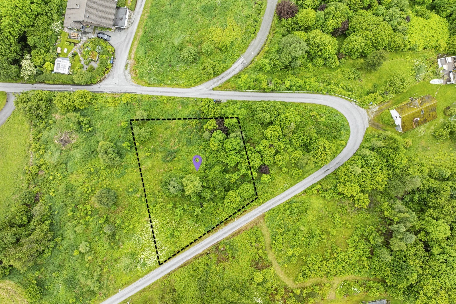 Tomta ligger i følge selger nær tilknytningspunkt til Skånevik Vassverk. Strømpåle like ved tomta. Galleribilde