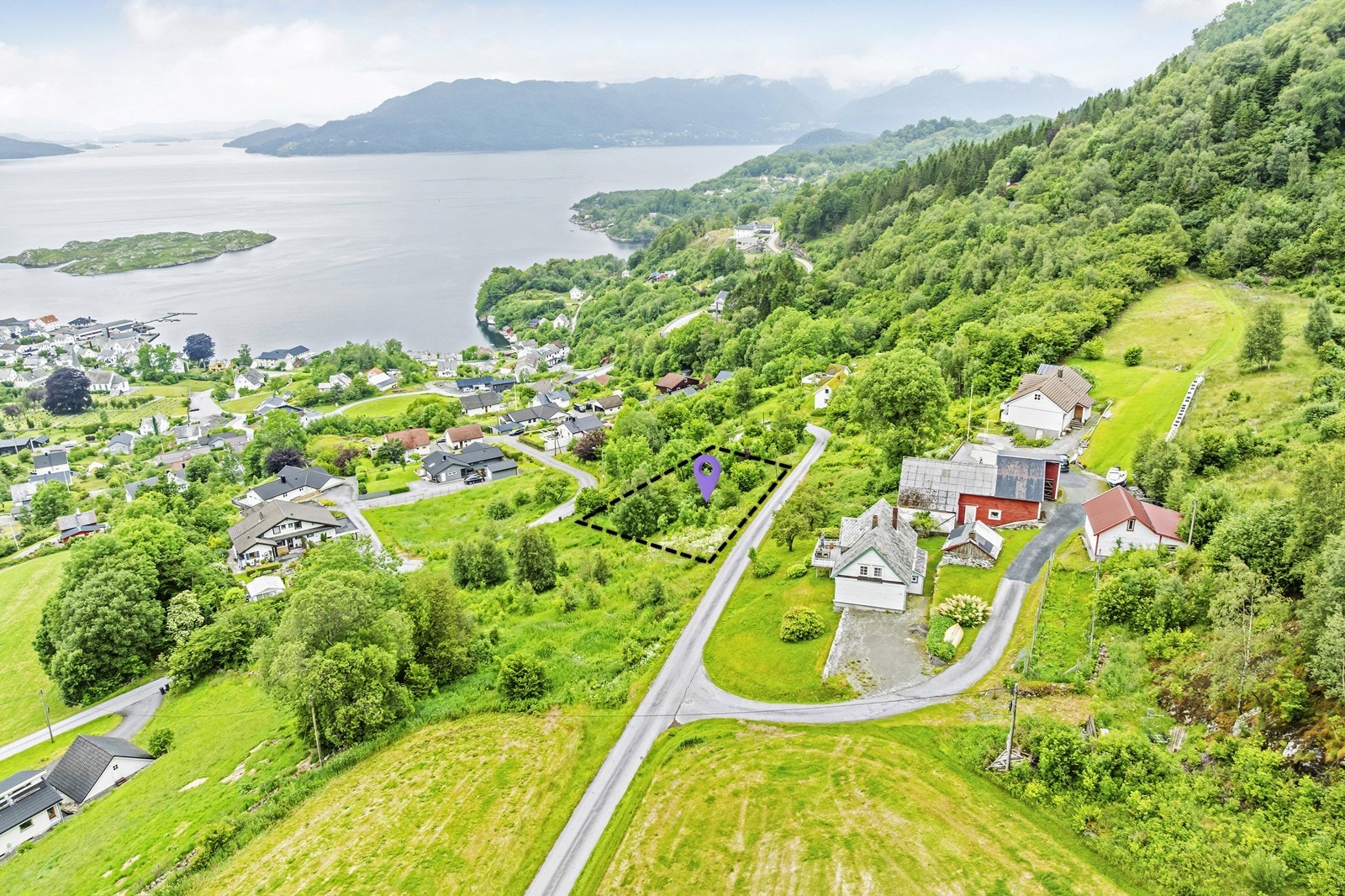 Eiendommen ligger fredelig til, samtidig som det er kort vei til butikk, sentrum, lokalt bakeri, nyetablert oppvarmet utebasseng og mange andre flotte fritidsaktiviter. Galleribilde