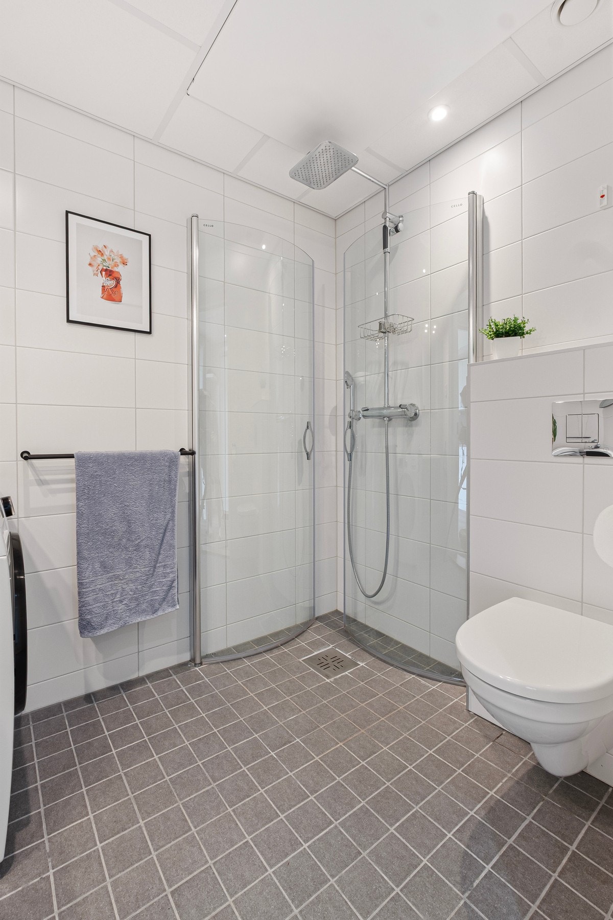 Badet er utstyrt med dusjhjørne med glassdører og vegghengt toalett Galleribilde