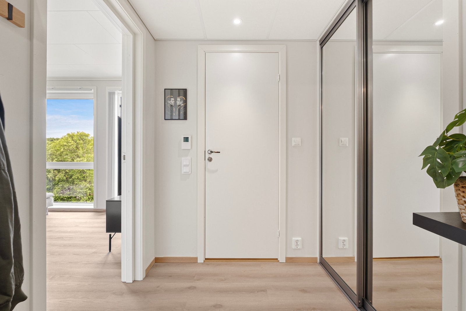 Entreen er praktisk og av fin størrelse Galleribilde