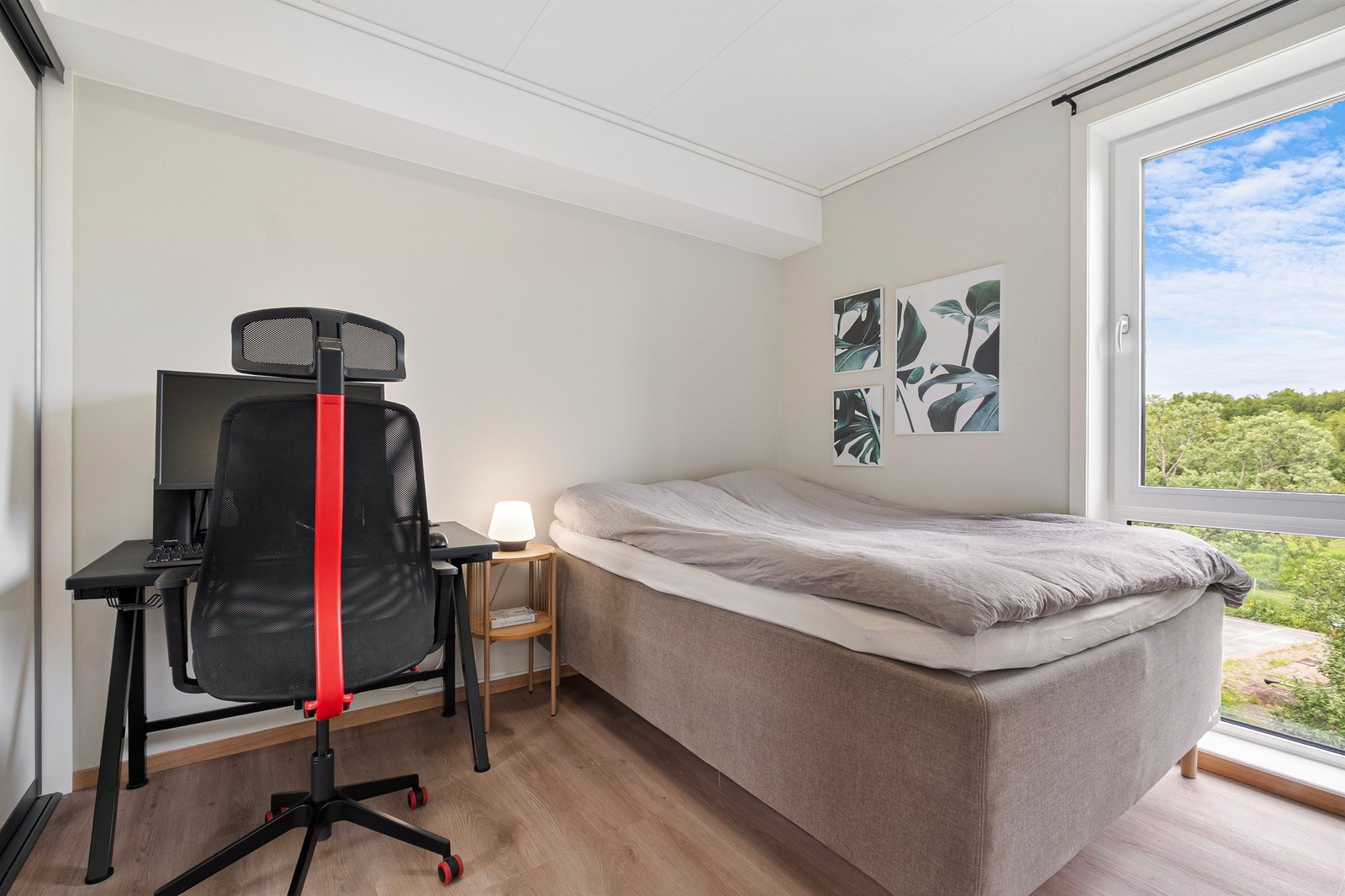 Soverommet er av fin størrelse og har godt plass til dobbeltseng Galleribilde