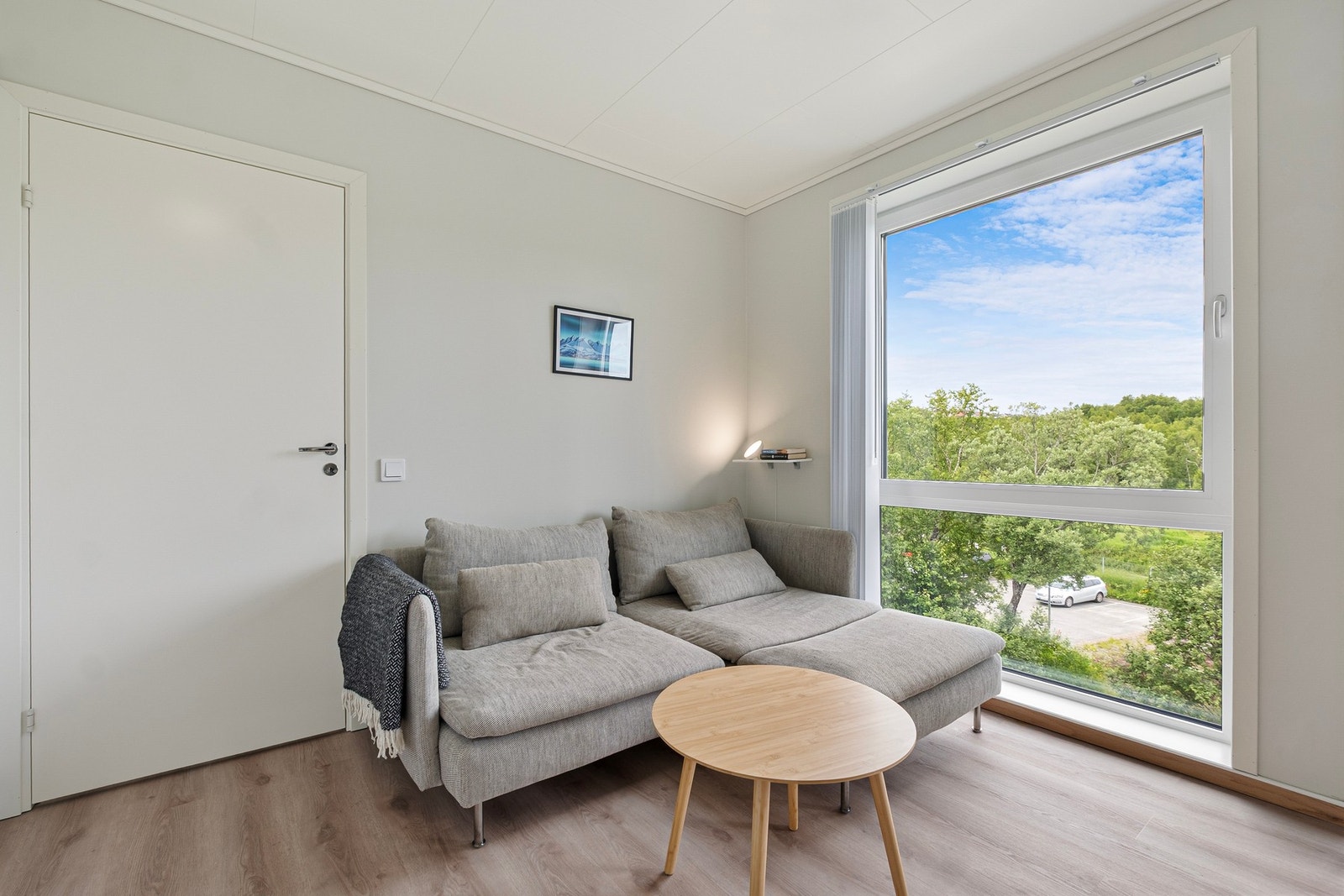 Stuen har store flotte vindusflater som slipper inn rikelig med naturlig lys Galleribilde