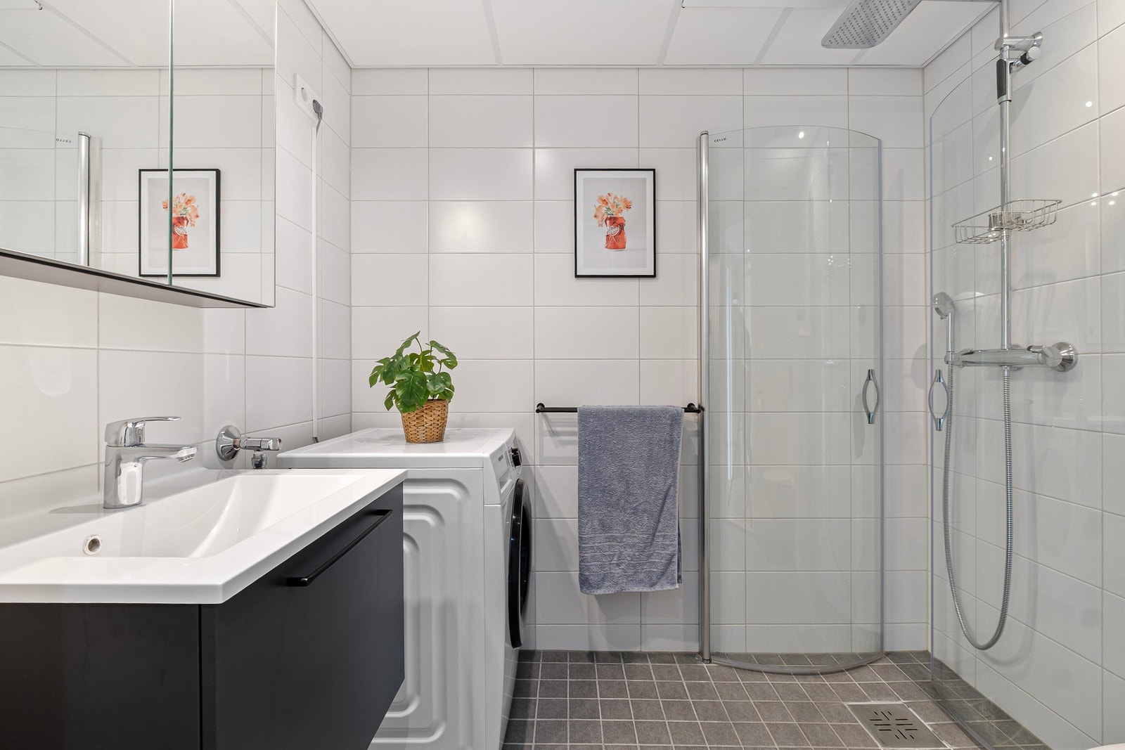 Badet er fra byggeåret og holder moderne standard med flislagte overflater Galleribilde