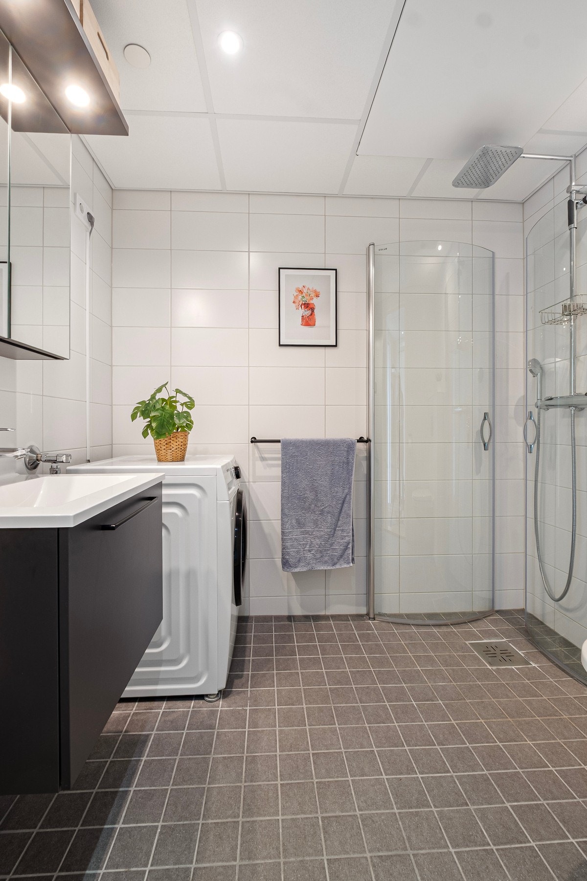 Det er elektriske varmekabler i gulv som gir en behagelig oppvarming Galleribilde