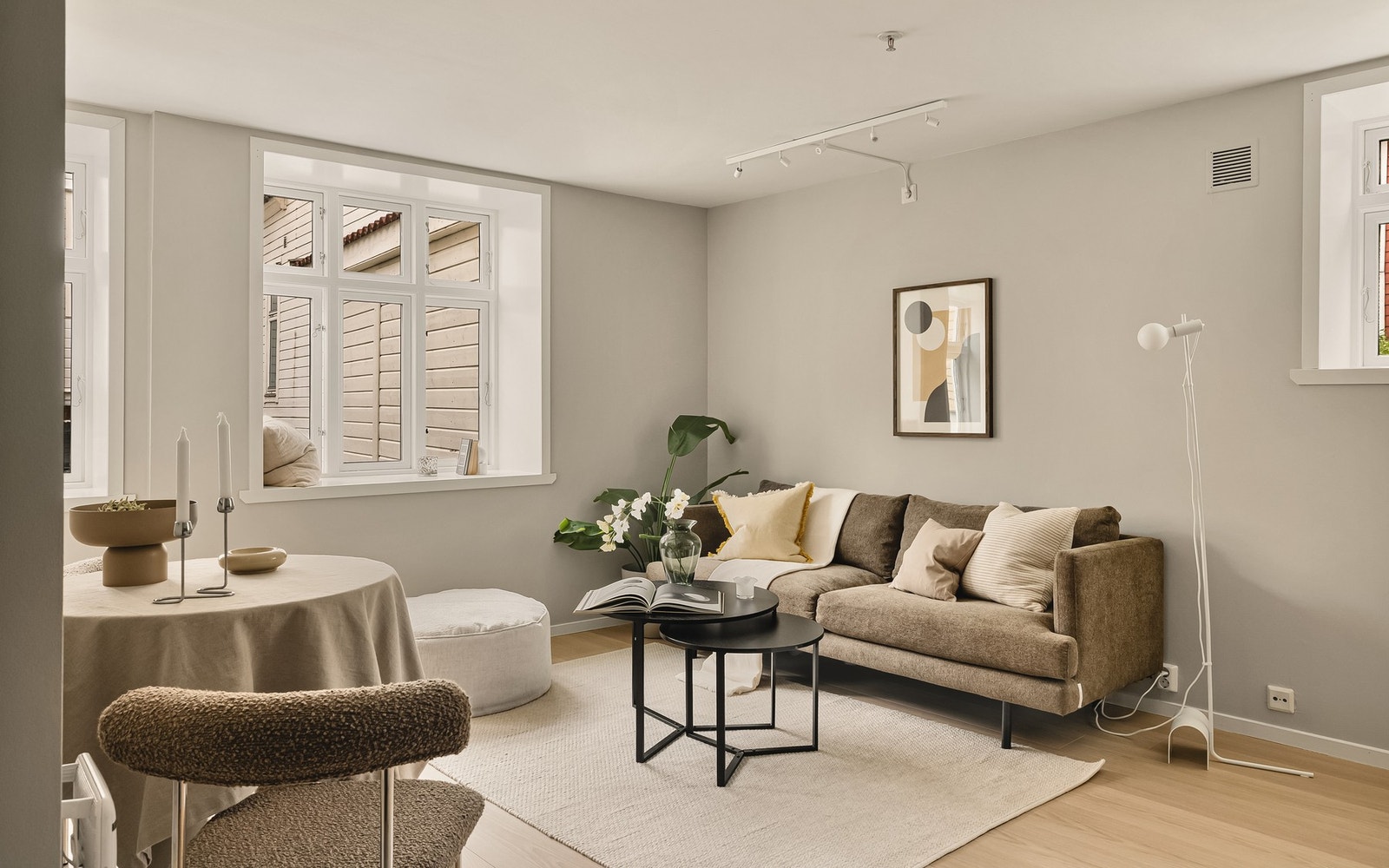 Det ble i 2025 lagt nytt laminatgulv og malt overflater i leiligheten, som gir et gjennomført og stilrent uttrykk. Galleribilde