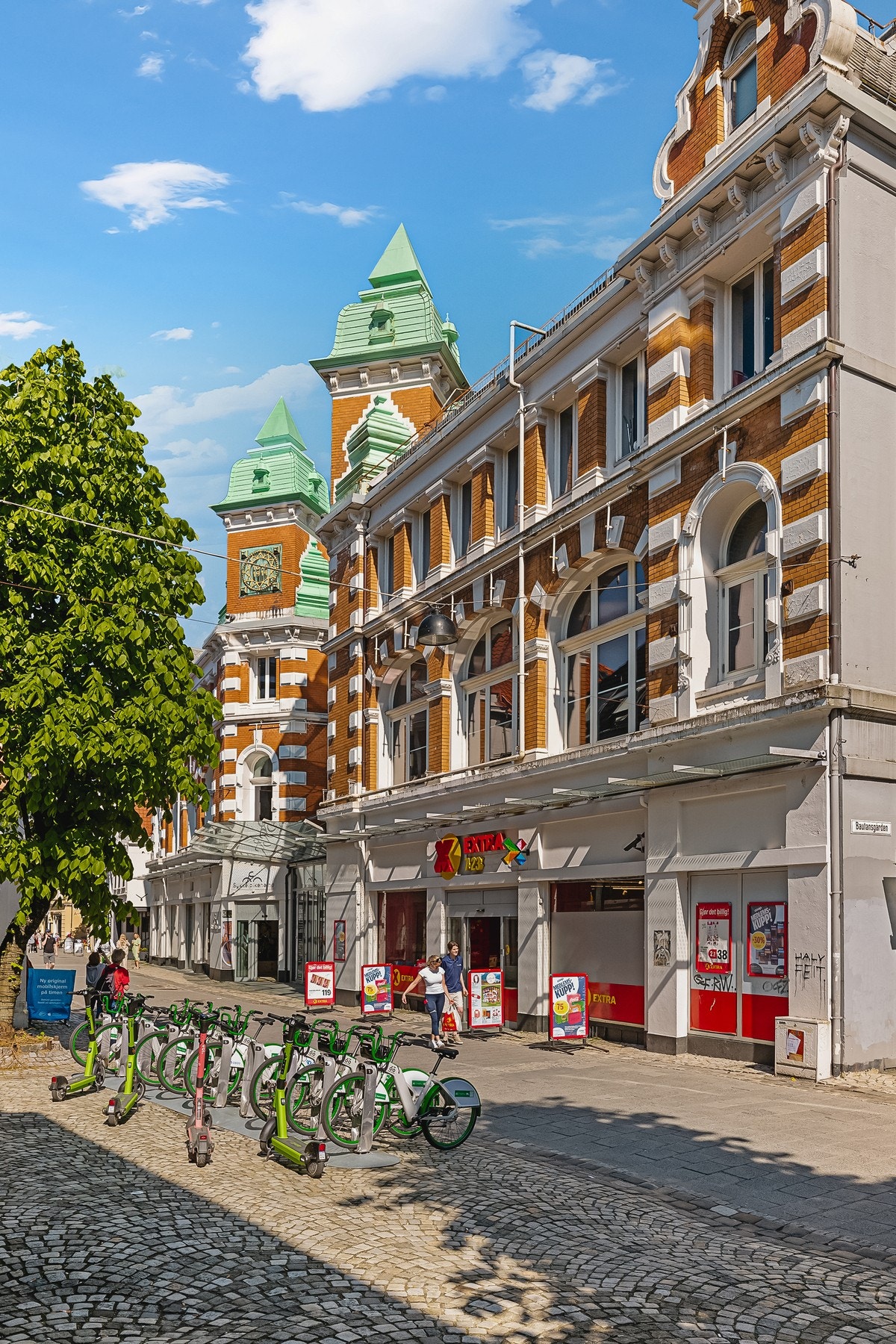 Her finner en Coop Extra Gågaten, som er den nærmeste av mange dagligvarebutikker i kort gangavstand. Galleribilde