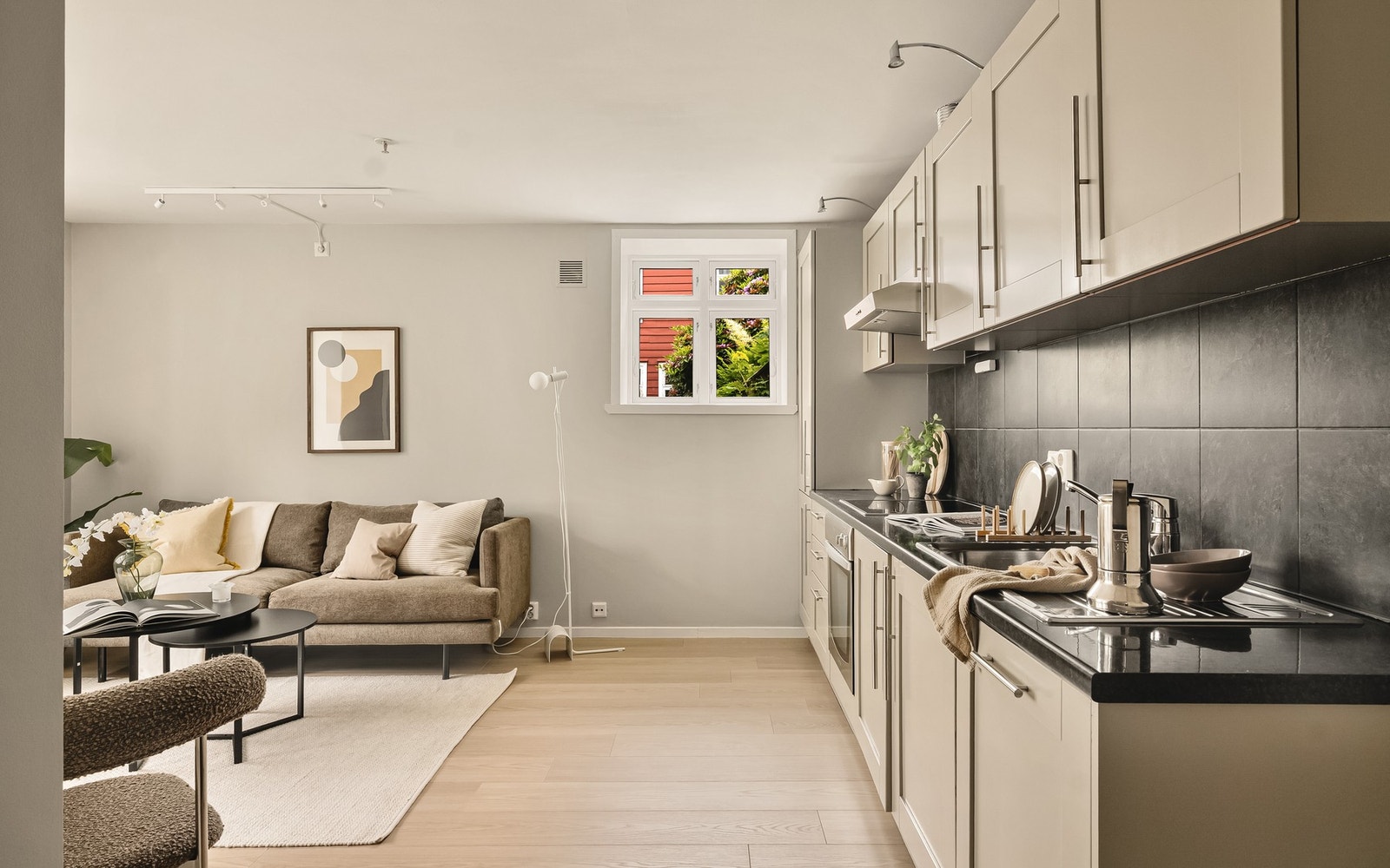 Leiligheten har en lys og luftig åpen stue/kjøkkenløsning på 23,5 m². Galleribilde