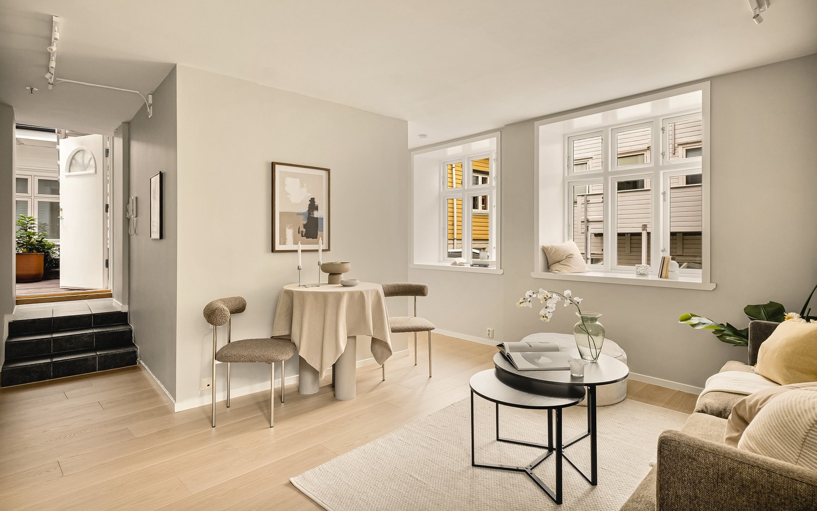 Store vindusflater som slipper inn rikelig med naturlig lys. Galleribilde