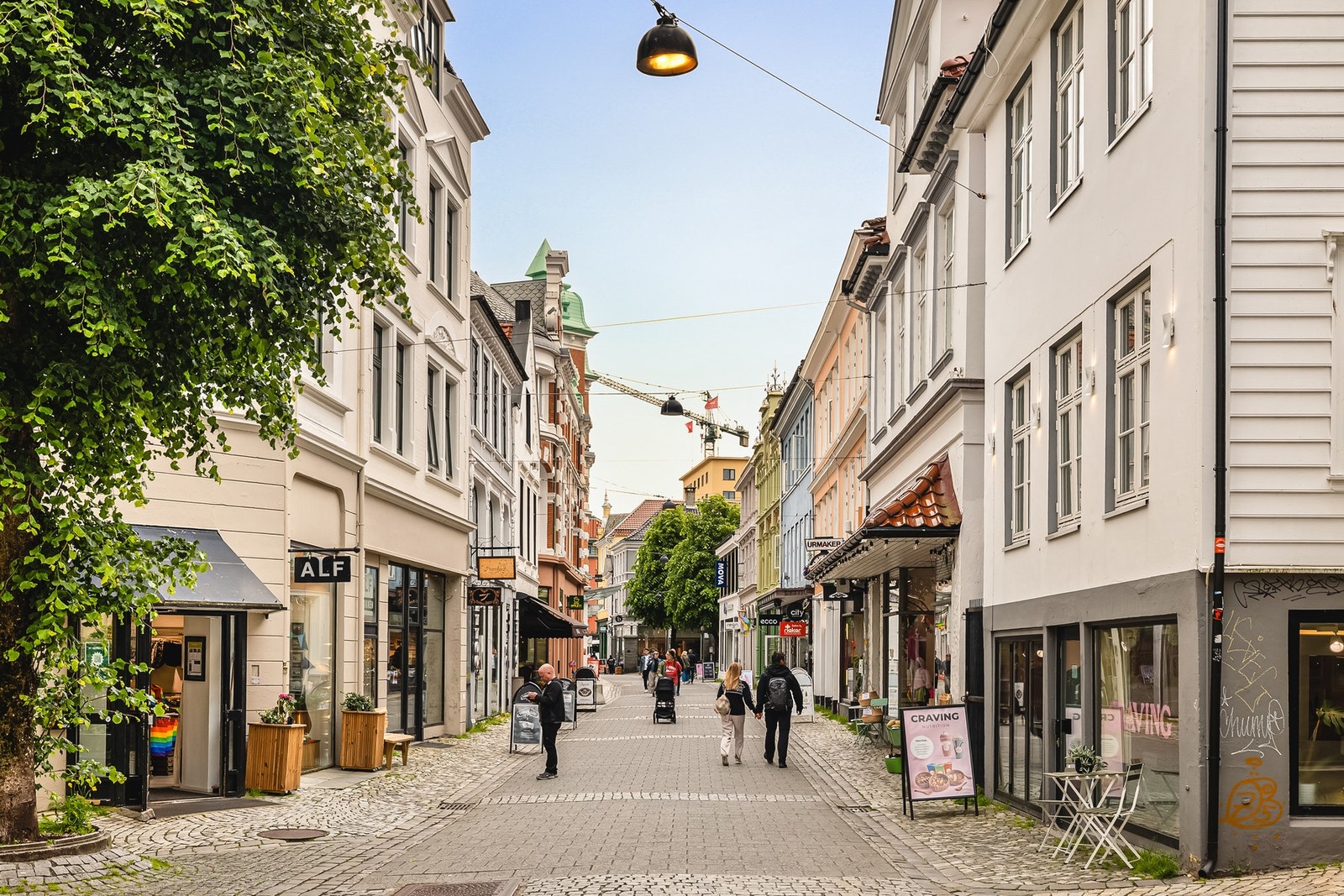 Følger en smauet nedover, kommer en til koselige Gågaten. Galleribilde